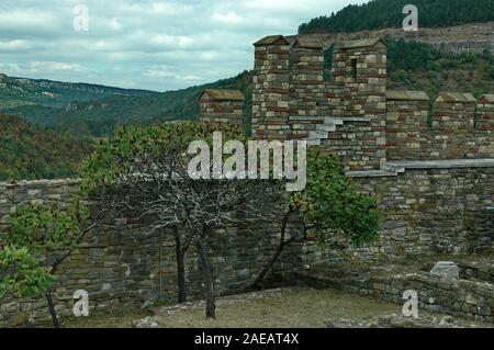Panorama di rovine di Tsarevets, roccaforte medievale situato su una collina con lo stesso nome in Veliko Tarnovo, Bulgaria, Europa Foto Stock