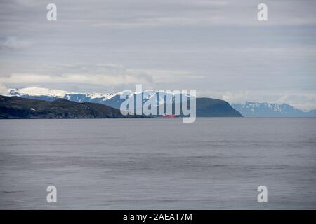 Circolo polare artico paesaggio della costa con gas nave cisterna proveniente da Hammerfest fiordo, in estate sfondo delle nevi Seiland ghiacciaio, shot vicino Hammerfe Foto Stock