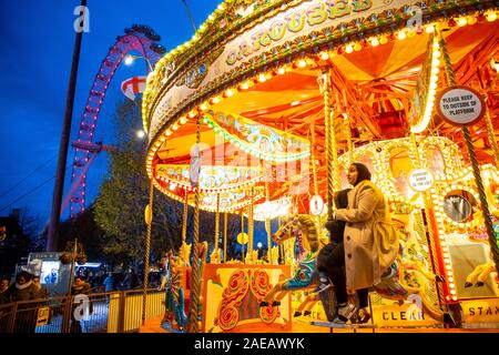 Londra, Mercatino di Natale sul Tamigi, Winter Festival a Southbank, London Eye Ruota Gigante, la passeggiata sul fiume, Foto Stock