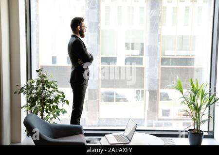 Imprenditore arabo guardare in distanza nel pensiero di office Foto Stock