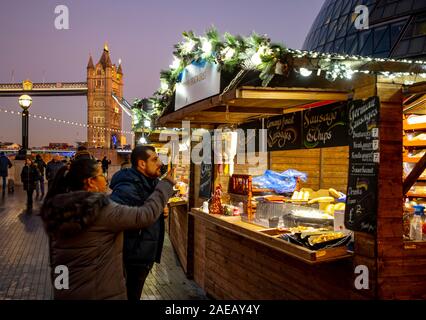 Londra, mercatino di Natale presso il Tamigi, vicino al Tower Bridge, Natale dal fiume, Ufer Promenade, Gran Bretagna Foto Stock