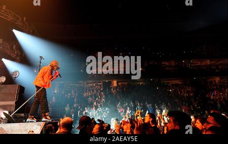 In California, Stati Uniti d'America. 07Th Dec, 2019. La gabbia di elefante - Matt Shultz esegue sul palco durante il KROQ quasi Natale acustica 2019 Honda a centro sul dicembre 07, 2019 di Anaheim, in California. Foto: imageSPACE/MediaPunch Credito: MediaPunch Inc/Alamy Live News Foto Stock