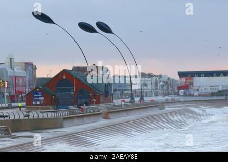 Bent weathervanes a Blackpool, Regno Unito. 08th Dic 2019. UK Weather; Wet e molto ventoso iniziare la giornata a Blackpool come MET Office previsione gravi gales per battere la costa come Storm Atiyah porta il caos sulle coste occidentali del Regno Unito. La freccia del vento enorme che ondeggia le sculture sul lungomare centrale si piegano in venti forti. Lame alte 30 metri di "erba duna" illuminata fanno parte del paesaggio intorno al promontorio del Festival della Torre. Credit: MediaWorldImages/Alamy Live News Foto Stock