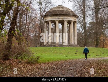 Hannover, Germania. 08 Dic, 2019. Una donna passa il tempio di Leibniz nel Georgengarten. Credito: Lucas Bäuml/dpa/Alamy Live News Foto Stock