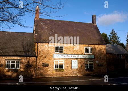 L Anatra sullo stagno pub in inverno, Sud Newington, Oxfordshire, England, Regno Unito Foto Stock