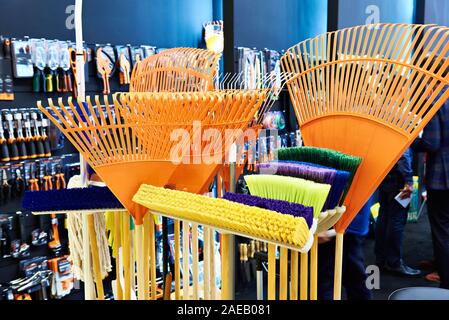 Rastrello per rimuovere foglie e spazzole di spazzamento in negozio Foto Stock