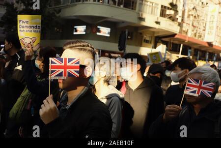 Hong Kong, Cina. L'8 dicembre, 2019. I cittadini di visualizzare un Unione Jack durante una marcia di protesta sulla Giornata internazionale dei Diritti Umani Rally.Dec-8, 2019 Hong Kong.ZUMA/Liau Chung-ren Credito: Liau Chung-ren/ZUMA filo/Alamy Live News Foto Stock