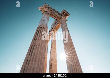 Incredibilmente tempio di Apollon antiche rovine. Apollon tempio nel lato della città antica, Antalya, Turchia. Foto Stock