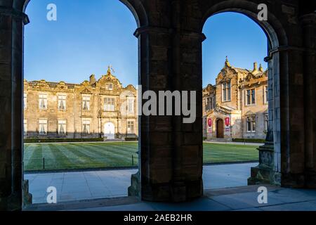 Vista del Regno Collegio San Salvator e St Leonard, o Sallies Quad all'Università di St Andrews Fife, Scozia, Regno Unito Foto Stock