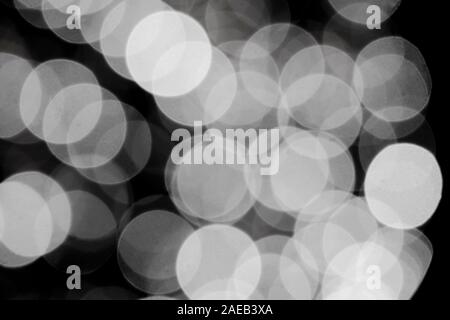 Abstract sfocata luce bokeh, un sacco di punti incandescente nella vicina in bianco e nero Foto Stock