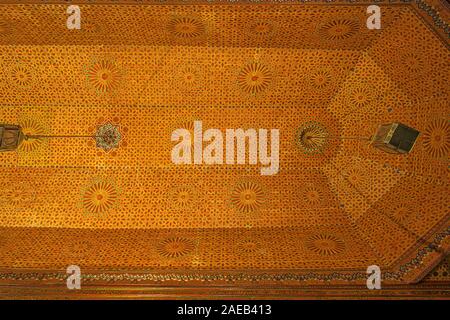 Dettaglio del splendidamente decorato nel soffitto della sala nel Palazzo della Bahia in Marrakech Foto Stock