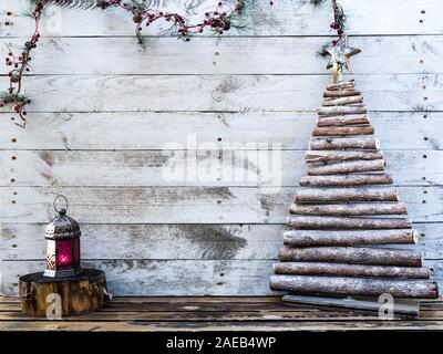 Bianco Natale sfondo di legno con struttura in legno e una lanterna accesa Foto Stock