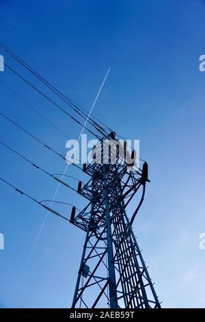 Torre di elettricità e cielo blu Foto Stock