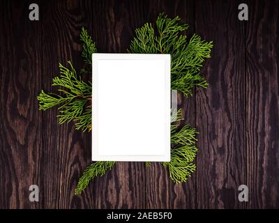 Decorazioni natalizie naturali in legno e pineconi senza plastica. Bianco mockup luogo per il testo. Concetto di sostenibilità. Regali. Zero sprechi Foto Stock