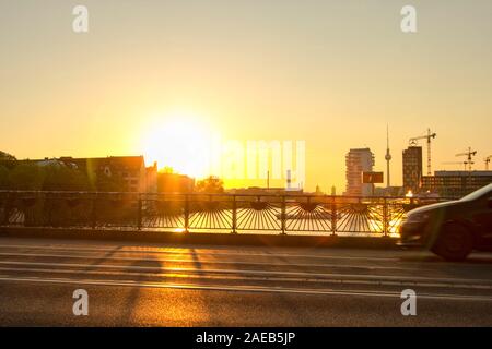 Autostrada Berlino ponte sul fiume con una vista della Messeturm a Berlino. Foto Stock