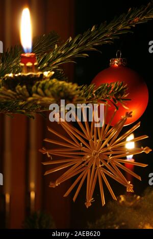 Kerzenlicht am Christbaum