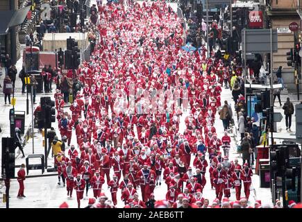 Oltre 7 mila i membri del pubblico che prendono parte a Glasgow annuali di Christmas Santa dash attraverso il centro della citta'. La Santa dash è stato tenuto dal 2006 e nel corso degli anni ha suscitato centinaia di migliaia di sterline per beneficenza lavorando in ed intorno a Glasgow. Foto Stock