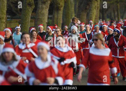 I partecipanti durante il London Santa eseguire nel Parco Victoria, Londra, dove oltre 4.000 babbi natale che sono tenuti a prendere parte. Foto Stock