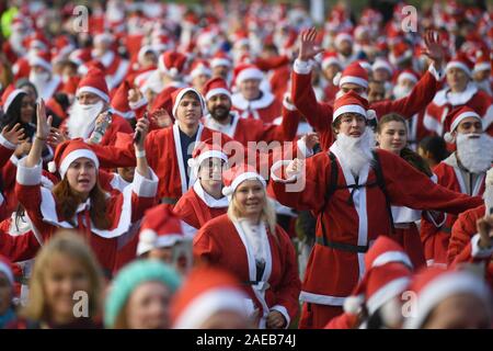 I partecipanti durante il London Santa eseguire nel Parco Victoria, Londra, dove oltre 4.000 babbi natale che sono tenuti a prendere parte. Foto Stock