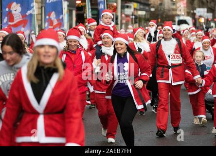 Oltre 7 mila i membri del pubblico che prendono parte a Glasgow annuali di Christmas Santa dash attraverso il centro della citta'. La Santa dash è stato tenuto dal 2006 e nel corso degli anni ha suscitato centinaia di migliaia di sterline per beneficenza lavorando in ed intorno a Glasgow. Foto Stock