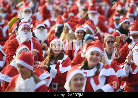 I partecipanti durante il London Santa eseguire nel Parco Victoria, Londra, dove oltre 4.000 babbi natale che sono tenuti a prendere parte. Foto Stock