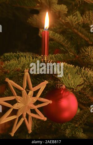 Kerzenlicht am Christbaum