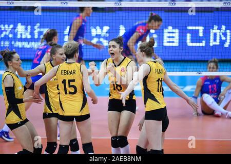 Shaoxing, Cina. L'8 dicembre, 2019. I giocatori di VakifBank Istanbul celebrano durante la medaglia di bronzo match tra VakifBank Istanbul in Turchia e Igor Gorgonzola Novara Italia al 2019 FIVB Women's Club il Campionato Mondiale di Shaoxing, Cina orientale, l'8 dicembre 2019. Credito: Huang Zongzhi/Xinhua/Alamy Live News Foto Stock