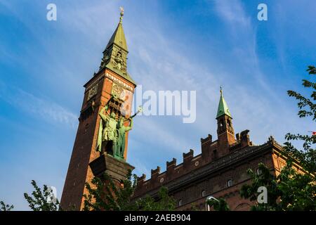 Copenhagen City Hall, vista di lato est del Rådhus (municipio) edificio che mostra la sua torre dell'orologio e statue trumpeteer, Copenhagen, Danimarca. Foto Stock