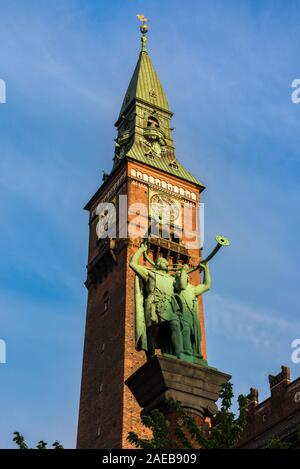 Municipio di Copenaghen, vista di lato est del Rådhus (municipio) edificio che mostra la sua torre dell'orologio e statue trumpeteer, Copenhagen, Danimarca. Foto Stock