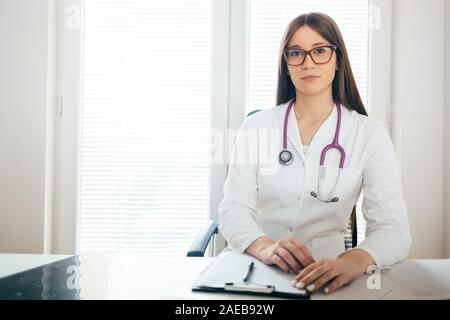 Giovani donne medico a scrivania da ufficio Foto Stock