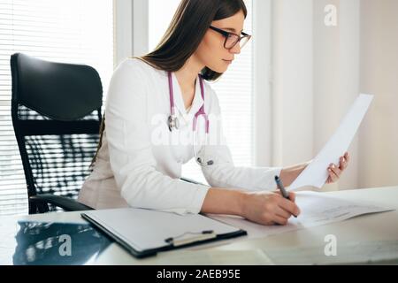 Giovani donne medico a scrivania da ufficio Foto Stock