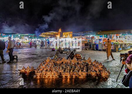 Di notte le luci e artigianali tradizionali ornati lampada in metallo venditore al Patrimonio Mondiale UNESCO Piazza Jamaa El Fna piazza del mercato di Marrakech.il Marocco. Foto Stock