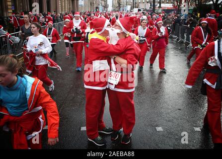 Oltre 7 mila i membri del pubblico che prendono parte a Glasgow annuali di Christmas Santa dash attraverso il centro della citta'. La Santa dash è stato tenuto dal 2006 e nel corso degli anni ha suscitato centinaia di migliaia di sterline per beneficenza lavorando in ed intorno a Glasgow. Foto Stock