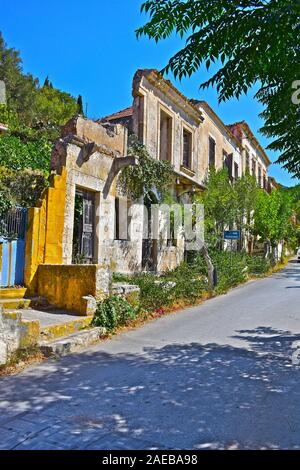 Belle vecchie case ornate con balconi di ferro nel borgo marinaro di Assos, che sono stati gravemente danneggiata nel terremoto del 1953. Foto Stock