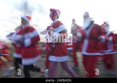 I partecipanti durante il London Santa eseguire nel Parco Victoria, Londra, dove oltre 4.000 babbi natale che sono tenuti a prendere parte. Foto Stock