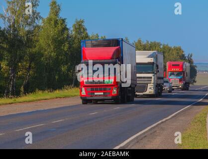 Escort di carrelli si muove sul paese autostrada Foto Stock