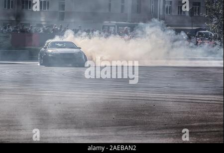 Gara di drifting auto sulla pista di velocità Foto Stock