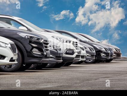 Automobili per la vendita Stock Lotto fila. Auto inventario del concessionario Foto Stock