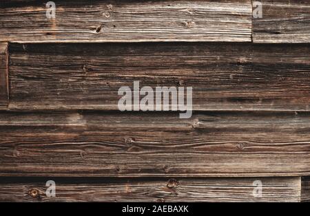 Vecchia superficie di legno con incrinature e fori dei chiodi, scuro texture grunge, tonica immagine Foto Stock