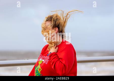 Blackpool, Regno Unito. 08th dicembre 2019. Le ragazze di Glasgow Pam indossano il costume di santa in un giorno umido e molto ventoso a Blackpool, come Met Office prevede gravi gales per battere la costa come Storm Atiyah porta caos alle coste occidentali del Regno Unito. Credit: Mediaworldimages/Alamy Live News Foto Stock