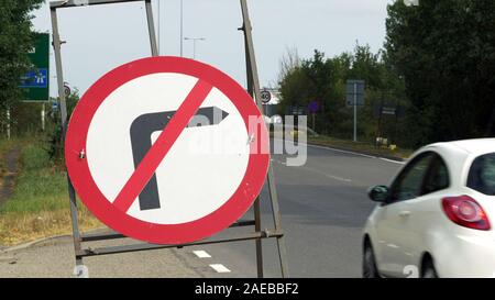 Nessun indicatore di direzione di destra sul segno occupato uk traffico autostradale nel pomeriggio soleggiato in Inghilterra, Regno Unito Foto Stock