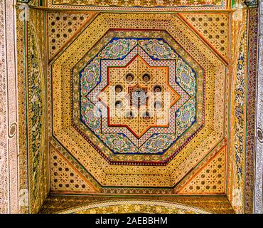 Riccamente intagliati, modello tradizionale il soffitto dipinto del Palazzo di Bahia. Unendo tradizionali marocchine ed elementi islamici.Marrakesh, Marocco. Foto Stock