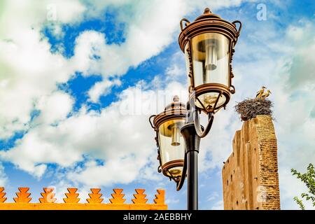 Nido di cicogna e vecchi lampioni a Medina di Marrakech, Marocco. Foto Stock