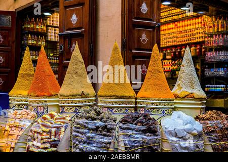 Pila di coloratissimi tradizionale gustoso spezie marocchine nel souk,mercato a Medina di Marrakesh, Marocco. Foto Stock