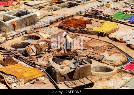 Vista di Cuoio concia tradizionali nella Medina di Marrakesh. Associazione Sidi Yacoub Conceria,da Chez Hassan Berber Shop terrazza. Foto Stock