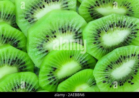 Fette di kiwi le fette su un piatto come sfondo Foto Stock