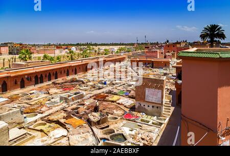 Vista di Cuoio concia tradizionali nella Medina di Marrakesh. Associazione Sidi Yacoub Conceria,da Chez Hassan Berber Shop terrazza. Foto Stock