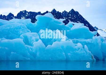 Blu ghiaccio del ghiacciaio Dahlbreen. Il ghiaccio del blu Iceberg contiene un minor numero di bolle di aria rispetto a quelli che appaiono più o meno bianco. Nei giorni di pioggia il loro colore Foto Stock