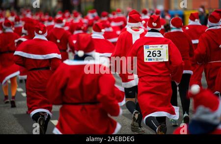 Civitanova Marche, Italia. 08 Dic, 2019. I corridori vestito di rosso di Santa Claus costumi sono sulla loro strada lungo il percorso della xi Michendorfer Nikolauslauf. Il Rauschbärte potrebbe scegliere tra le distanze di 2,5 chilometri, 5 chilometri e 10 chilometri, che sono stati completati in un 2.5 chilometro sul circuito Michendorf strade. Credito: Monika Skolimowska/dpa-Zentralbild/dpa/Alamy Live News Foto Stock