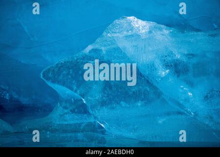 Blu ghiaccio del ghiacciaio Dahlbreen. Il ghiaccio del blu Iceberg contiene un minor numero di bolle di aria rispetto a quelli che appaiono più o meno bianco. Nei giorni di pioggia il loro colore Foto Stock